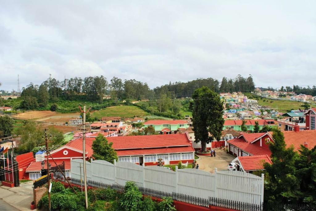 Pine Hill Suites Ooty Buitenkant foto